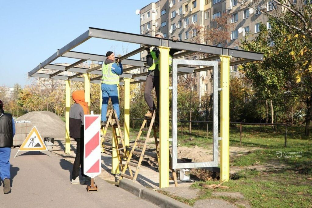 У Дніпрі продовжують зводити сучасні зупинкові комплекси - Дніпро Регіон