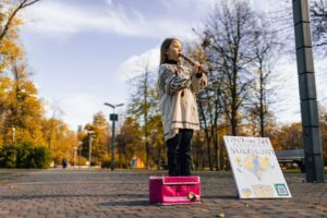 У Дніпрі 8-річна дівчинка збирає кошти на ЗСУ грою на сопілці