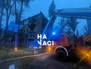 Фатальний будинок: у Кривому Розі загорілася багатоповерхівка, в яку раніше влучила ворожа ракета