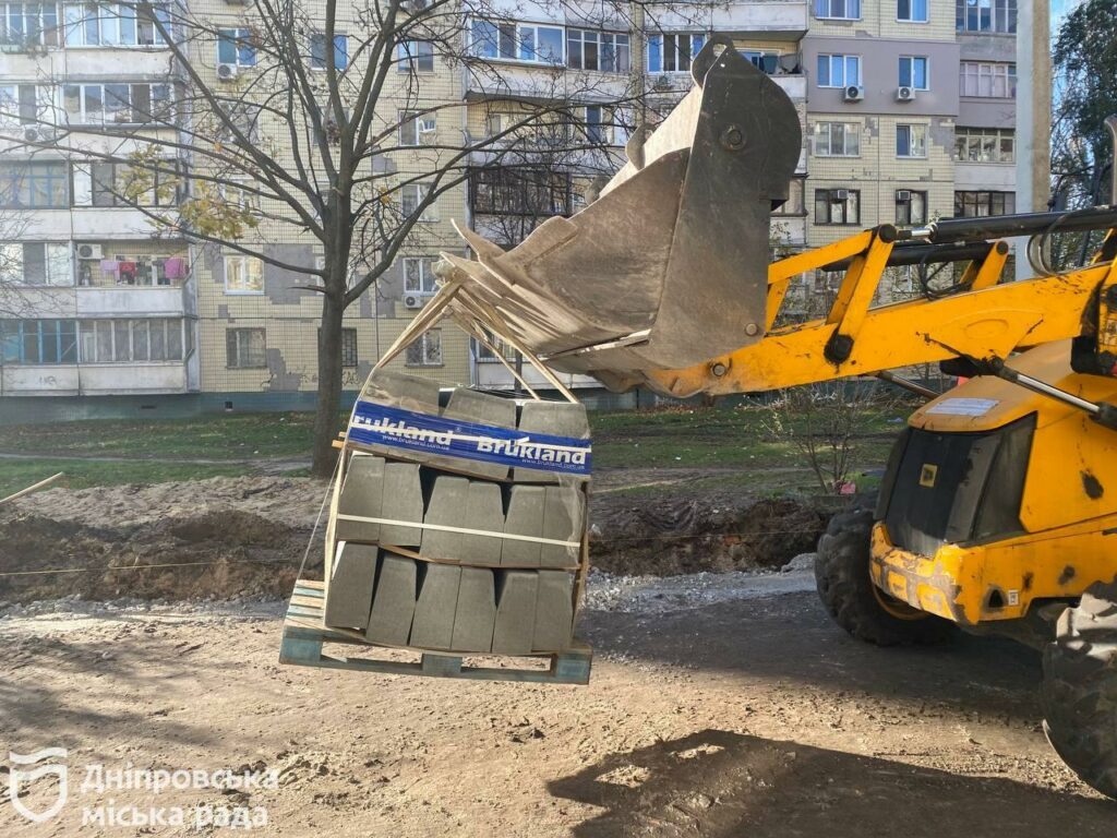 Ремонтують двір біля найдовшого будинку «Китайська стіна» - Дніпро Регіон