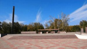 «Бруківка» по-нікопольськи: у місті виник скандал через ремонт меморіалу «Вічна слава»