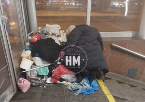 У Дніпрі на станції метро оселилася бездомна жінка