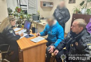 У Дніпрі 35-річний чоловік зґвалтував і пограбував жінку у власному під’їзді