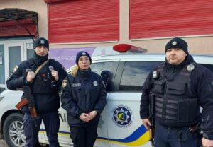 У Кам’янському поліцейська врятувала дівчинку, яка хотіла стрибнути з даху