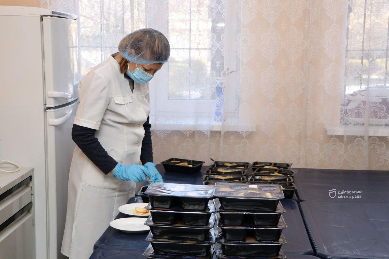 8 тис. містян безкоштовно отримують гарячі обіди - Дніпро Регіон