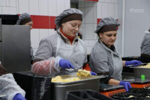 У Дніпрі щодня понад 8 тис. містян безкоштовно отримують гарячі обіди