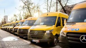 Дітей до шкіл возитимуть «Мерседесами»: поляки передали на Дніпропетровщину шкільні автобуси з телевізорами