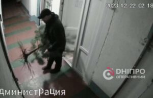 Діти залишилися без ялинки: у Дніпрі вандал викрав з двору символ Нового Року