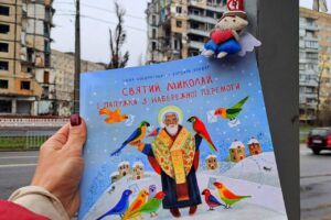 Дніпровський будинок з Перемоги, в який влучила ракета, потрапив до дитячої книжки