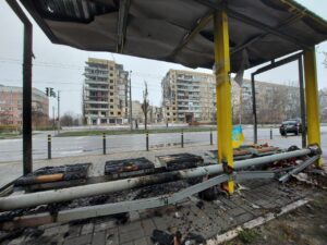 У Дніпрі невідомі підпалили зупинку “пам’яті” на ж/м Перемога (Фото)