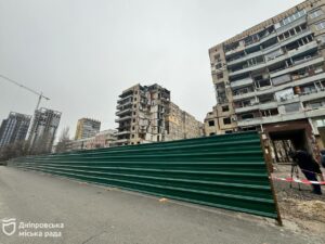 У Дніпрі приступили до демонтажу частини будинку на Перемозі, в який влучила ворожа ракета
