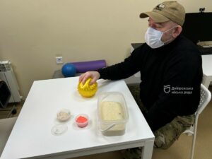 Не міг поворухнути рукою, а зараз може піднімати 5 кг: історія оборонця з Дніпра