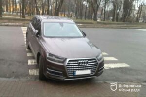 У Дніпрі за порушення правил паркування можна сплатити половину від суми штрафу: про що мова