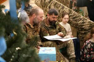 Світлини військових із поробками дітей: у мерії Дніпра презентували Новорічний календар
