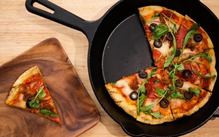 Піца на сковороді за 10 хвилин: швидкий і смачний перекус