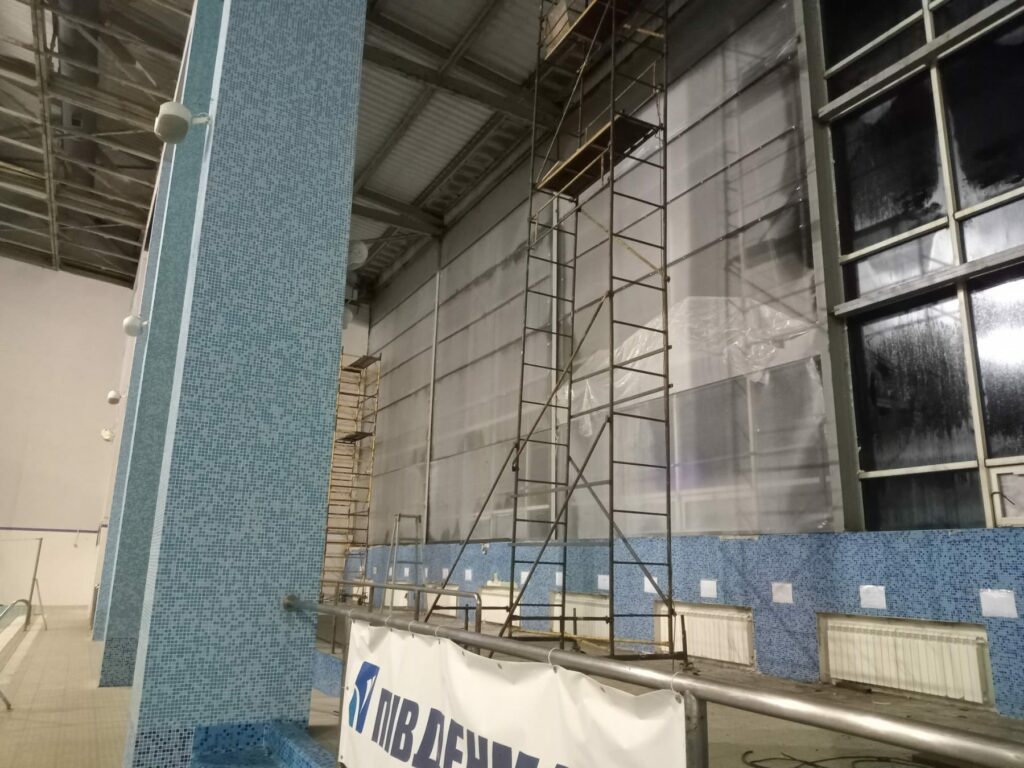 У Дніпрі після ракетного удару повернувся до роботи басейн «Метеор» Басейн «Метеор» відновив роботу - Дніпро Регіон