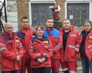 У Дніпропетровській області бригада швидкої під час обстрілів витягла з підвалу поранену дитину