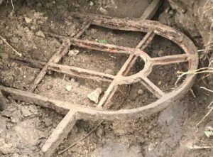 На Дніпропетровщині знайшли старовинну ковану віконну раму зруйнованого храму