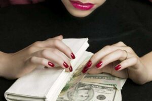 У Дніпрі піймали дівчину, яка ошукала віртуального бойфренда на понад 230 тисяч гривень