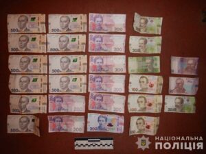 Під Дніпром чоловік вихопив з рук 82-річної пенсіонерки сумку з 7 тис. грн і продуктами