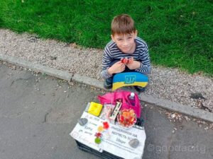 Продає льодяники на допомогу Захисникам: 10-річний хлопчик з Дніпра зібрав 90 тисяч гривень