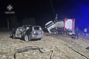 Масштабна ДТП поблизу Дніпра: зіткнулось три автівки, дві людини госпіталізовано