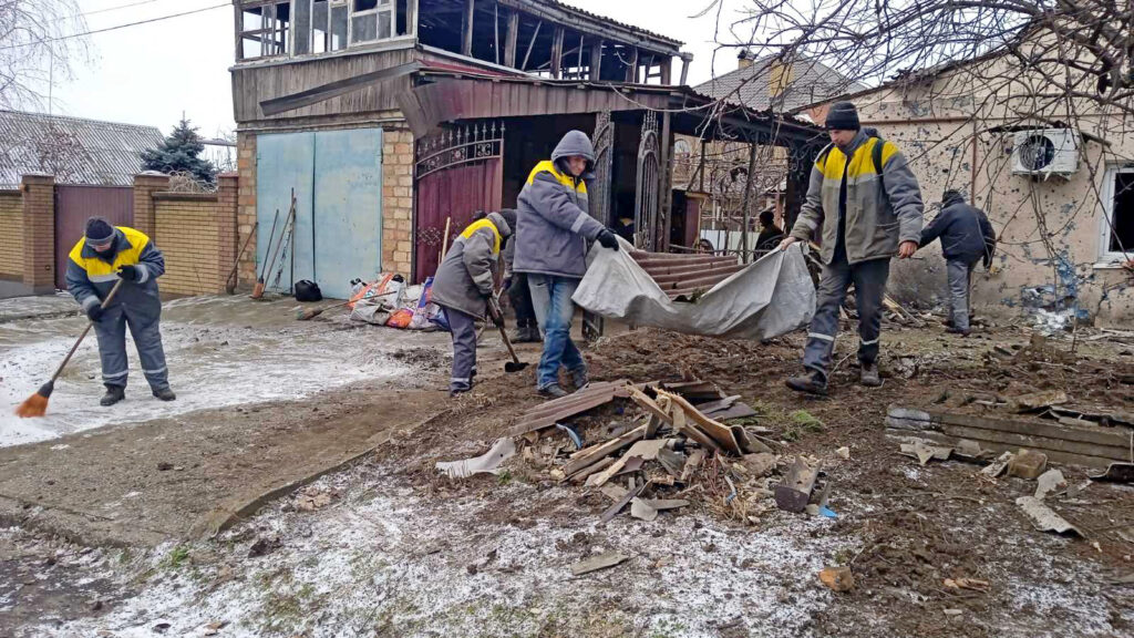 У Нікополі комунальники майже цілодобово ліквідовують наслідки обстрілів У Нікополі комунальники майже цілодобово ліквідовують наслідки обстрілів - Дніпро Регіон