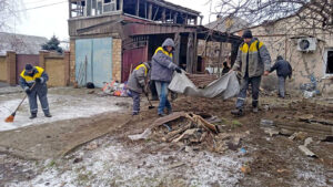 У Нікополі комунальники майже цілодобово ліквідовують наслідки обстрілів
