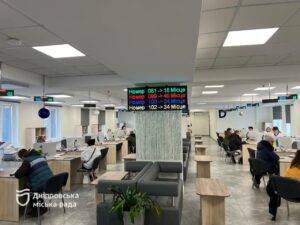 Працевлаштуватися або зареєструватися у Центрі зайнятості: зміни у призначенні допомоги ВПО у 2024 році