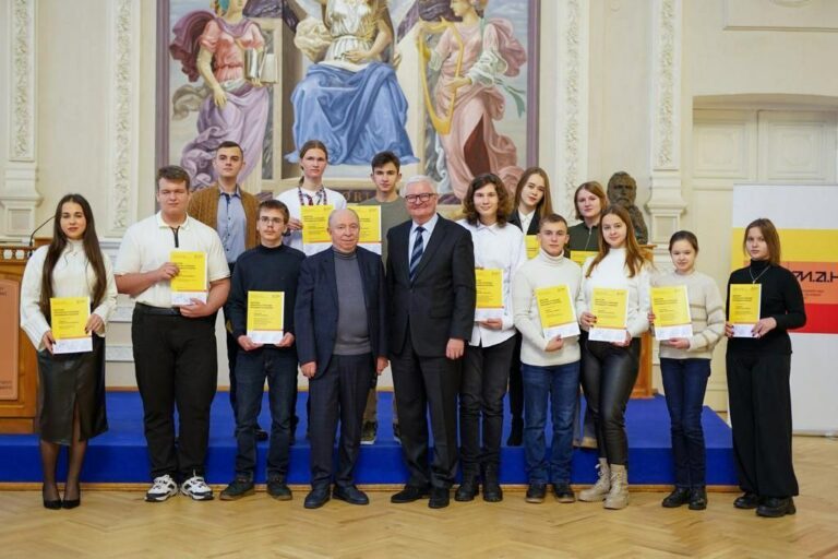 10 ліцеїстів та студентів з Дніпропетровської області отримали президентські стипендії