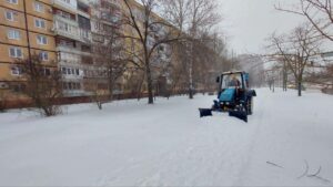 Працює 167 одиниць техніки та 500 комунальників: у Дніпрі ліквідують наслідки сильного снігопаду