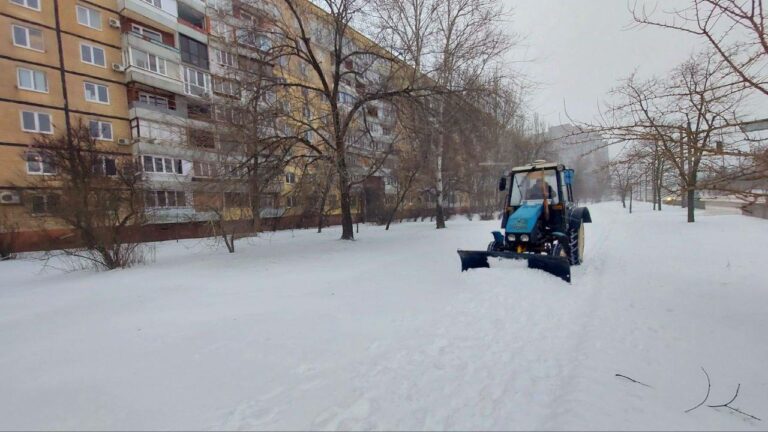 У Дніпрі ліквідують наслідки сильного снігопаду - Дніпро Регіон