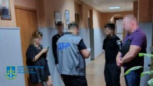 У Дніпрі судитимуть трьох поліцейських, яких звинувачують у вимаганні та незаконних обшуках