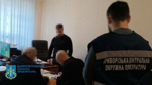 Посадовця з Кривого Рогу підозрюють у розкраданні 3,4 млн грн на постачанні аптечок для військових