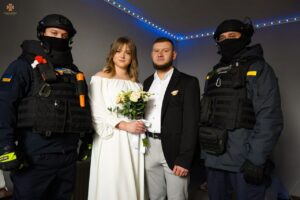 Кохання все переможе: в Україні пара рятувальників одружились між розмінуванням