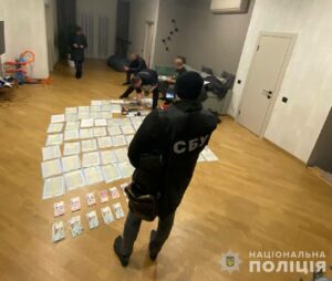 У Дніпропетровській області затримали чоловіків, які оформляли фіктивне батьківство, щоб допомогти ухилянтам