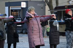 Займаюсь скандинавською ходьбою та допомагаю ЗСУ: 90-річна дніпрянка розповіла про секрети довголіття
