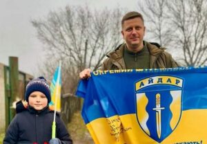 На Дніпропетровщині 9-ти річний хлопчик вітає кожне військове авто українським прапором