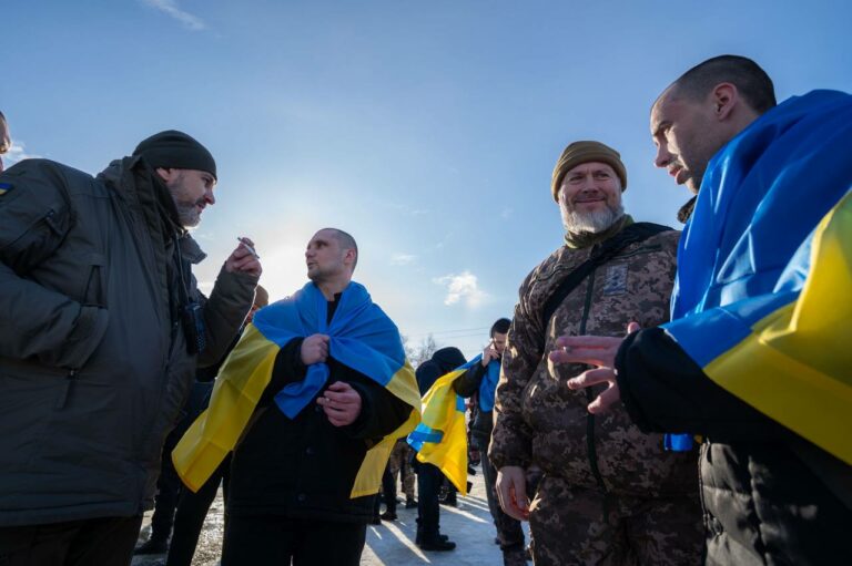 В Україну повернули 207 полонених українських воїнів та цивільних