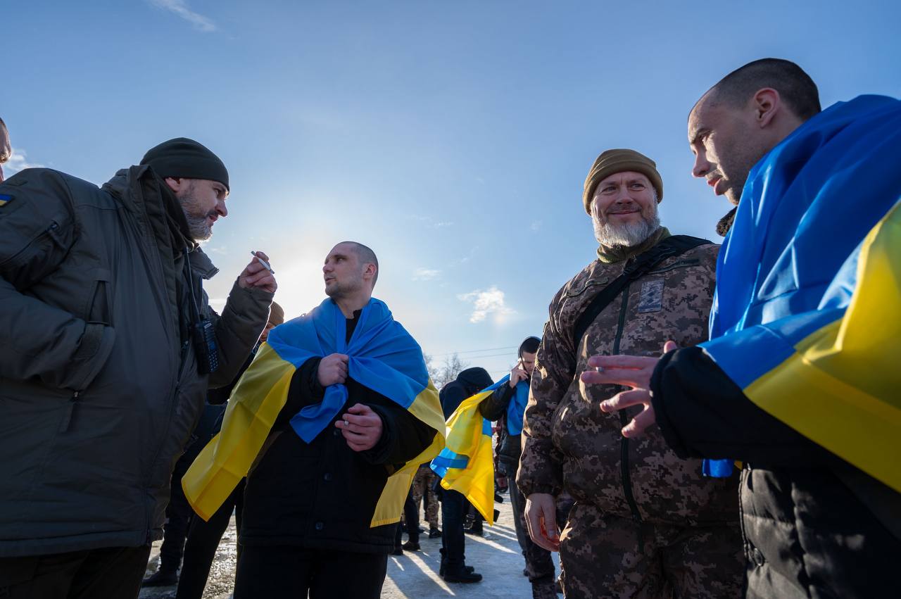 В Україну повернули 207 полонених українських воїнів та цивільних