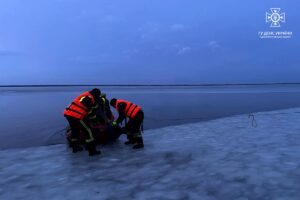 У Дніпропетровській області врятували рибалок, які опинилися у пастці на відірваній кризі