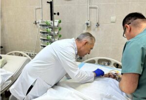 У Дніпрі рятують постраждалу медпрацівницю з Селидово