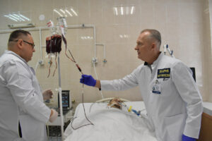 23-річний український захисник бореться за життя у лікарні Мечникова після жорстоких боїв на Донеччині
