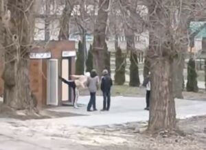 У Новомосковську малолітні вандали пошкодили громадську вбиральню у парку