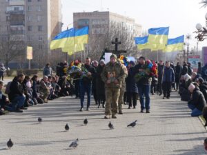 У Покрові на колінах провели Героя в останню земну путь