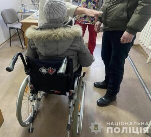 Не могла повернутися додому самостійно: у Нікопольському районі поліцейські розшукали зниклу 75-річну жінку