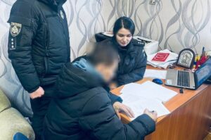 Спочатку допоміг, а потім пограбував: менш ніж за годину поліція Дніпра затримала 24-річного підозрюваного
