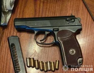 Переробляли та збували зброю: поліція Кривого Рогу викрила двох незаконних ділків