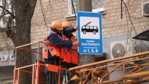 Для зручності пасажирів. У Дніпрі замінюють таблички із назвами зупинок