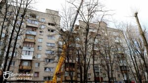 На місці російського удару по будинку у Дніпрі працюють усі комунальні служби. Фахівці ДСНС визначать, чи потрібне відселення всіх мешканців, — Філатов